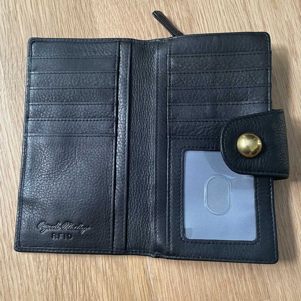 Black leather Osgoode Marley RFID wallet with gold snap closure - Picture 3 of 8